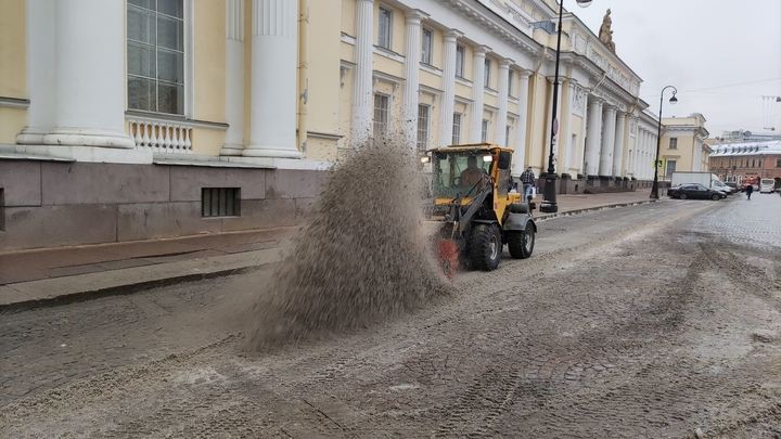 Бессонная ночь: коммунальщики Санкт-Петербурга предупредили об обильных снегопадах в среду