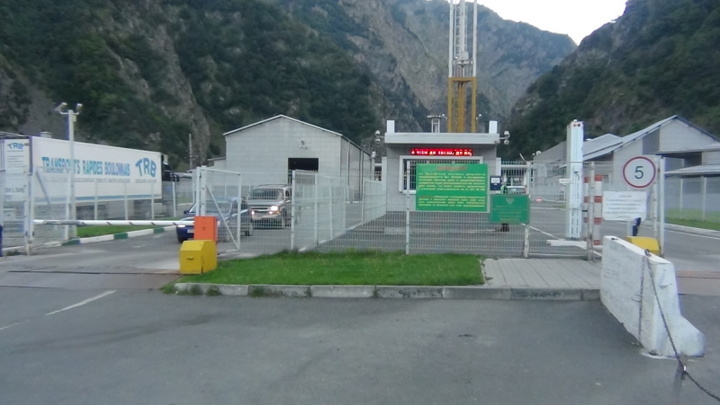 Грузия временно закрыла сухопутную границу с Россией из-за сильных дождей