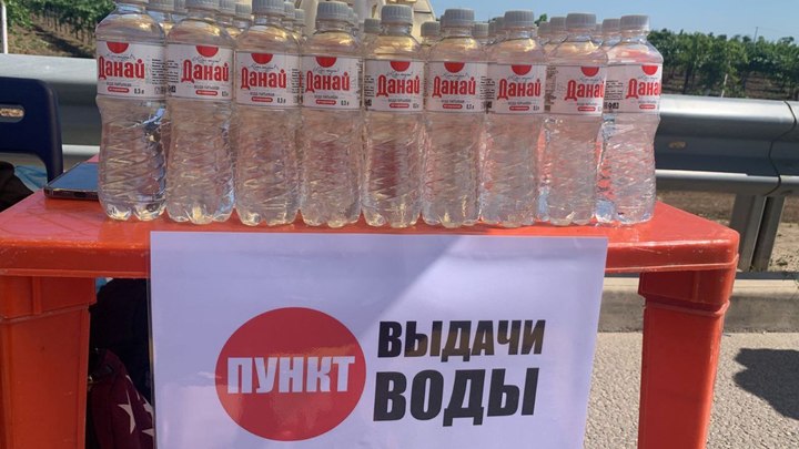 Больше 20 волонтеров в Темрюкском районе раздают воду автомобилистам в пробке у Крымского моста