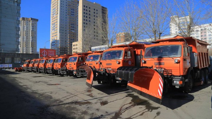 Власти Новосибирска закупили 12 новых уборочных машин