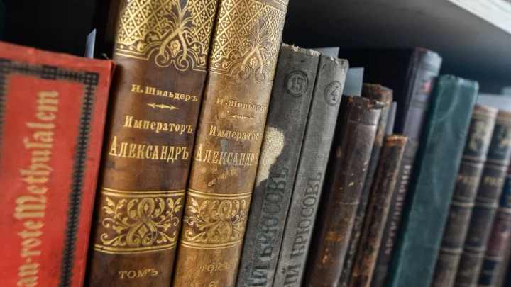 Как превратить 100 рублей в 2 миллиона? Ответ скрывается в старом книжном шкафу