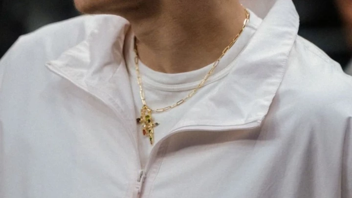 Баскетболист Дёмин снялся на фото с двойным крестом с камнями на мачте NBA