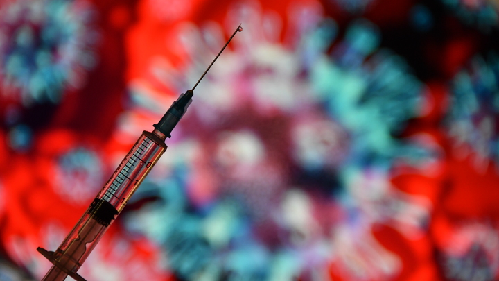 Кому нельзя делать прививку от COVID-19: Профессор озвучил противопоказания