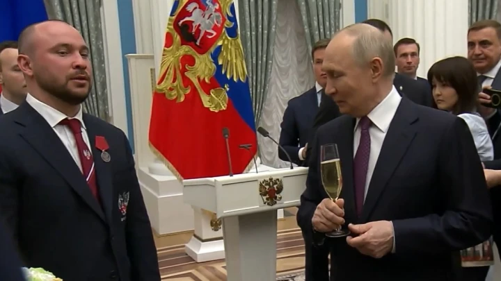Путин поделился бокалом шампанского с генсеком Федерации бокса после вручения наград