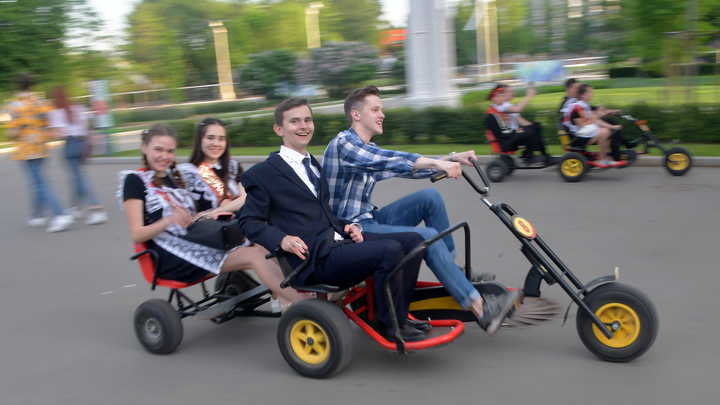 Почем прокат самокатов, роликов и велосипедов в парках Москвы в сезоне-2022