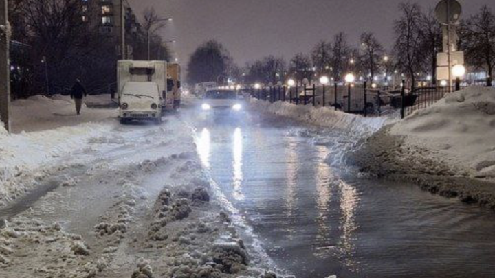 В Петербурге коммунальщики предупредили водителей о потопе на проспекте Энергетиков