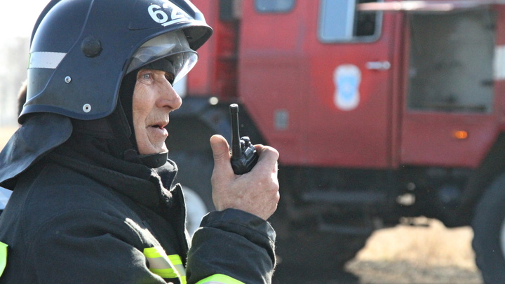 На заводе по производству упаковки в Бердске начался сильный пожар
