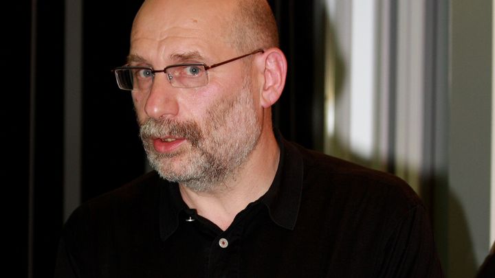 Попрощался - но ссылочку оставил. Странное заявление Акунина о расставании с русскими читателями