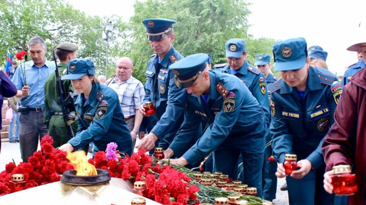 В день памяти и скорби в Петербурге возложили цветы на Пискаревском кладбище