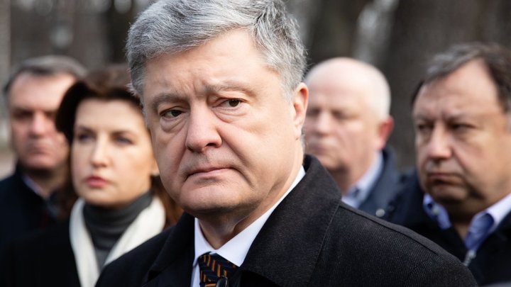 Поклонился покрышке: Военкор напомнил, на чьей кровушке Порошенко въехал в незалежный адок