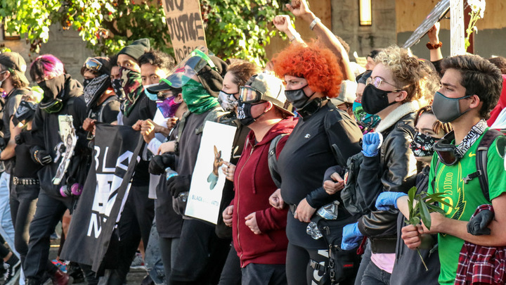 Баррикады, жёсткие требования и громкие лозунги: Протестующие в Сиэтле отвоевали часть города