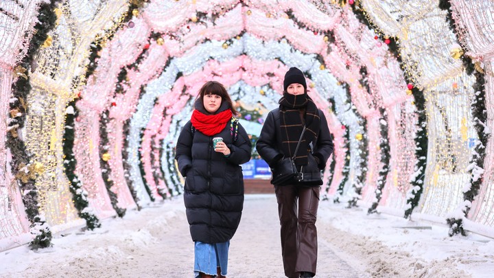 Технологии волшебства: Кто и как создаёт атмосферу новогодней сказки в городах России