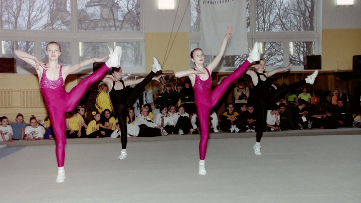 Хирург Безрукавый посоветовал почаще поднимать ноги для профилактики варикоза