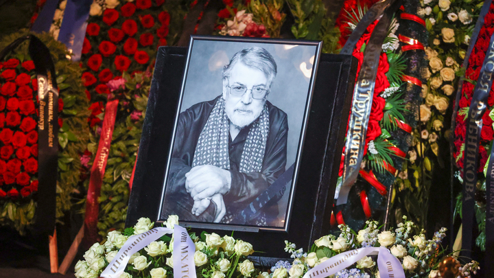 Александра Ширвиндта проводили в последний путь аплодисментами