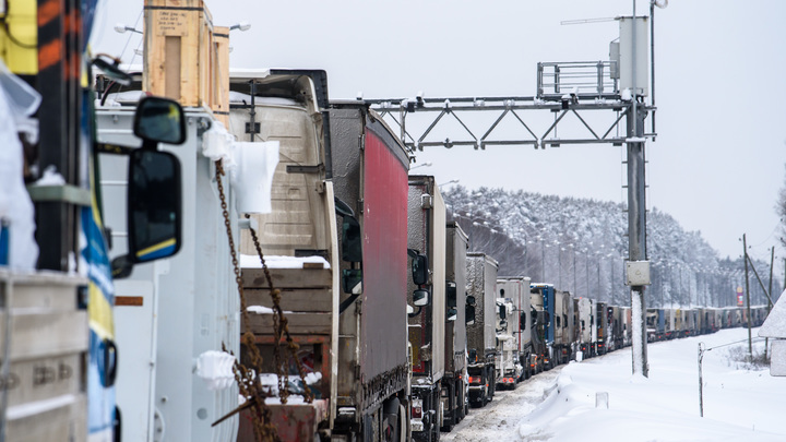 Тысячи грузовиков ожидают проезда из Россию в Грузию
