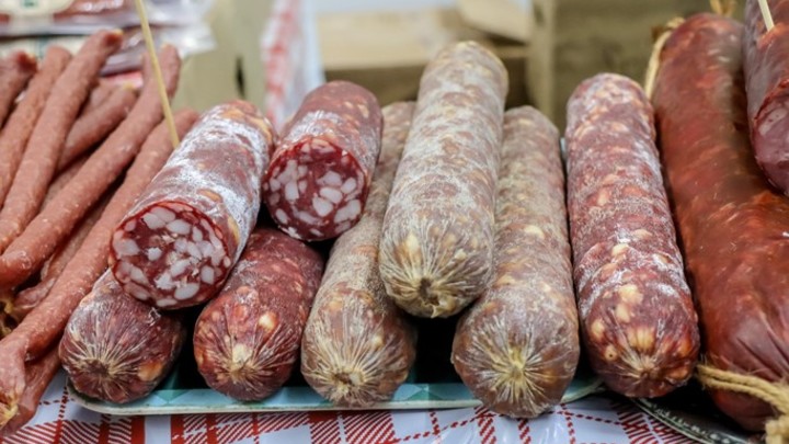 Врач-онколог Карасев назвал продукт, приводящий к раку кишечника быстрее сахара