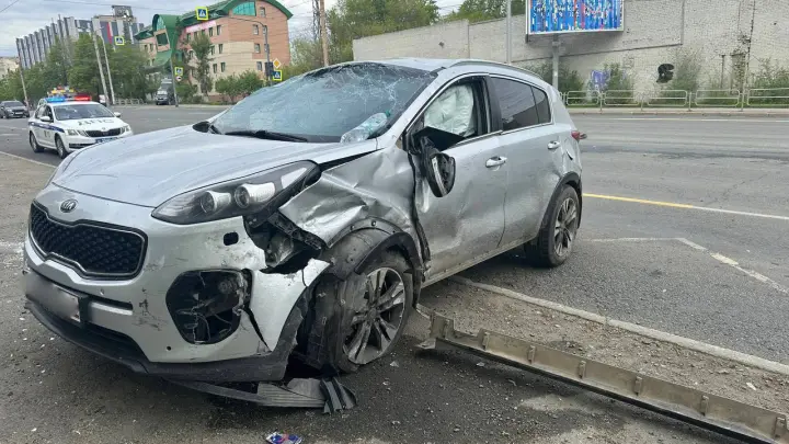 В Челябинске кроссовер врезался в киоск и перевернулся