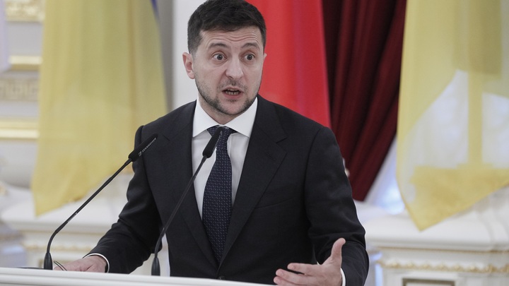 Решил дать шанс: Зеленский отказался увольнять оскандалившегося премьера Гончарука