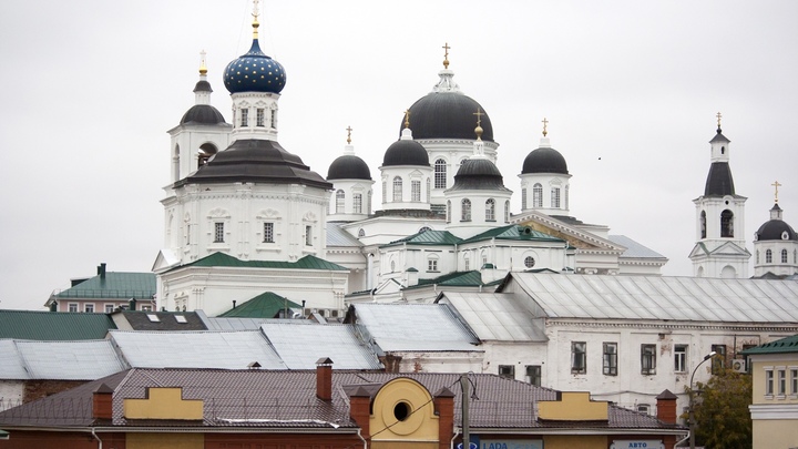 Ужас и мракобесие: в центре Арзамаса раскопали кладбище и оставили на площади кости