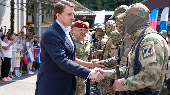 Бойцов Росгвардии, вернувшихся со спецоперации на Украине, торжественно встретили в Сочи