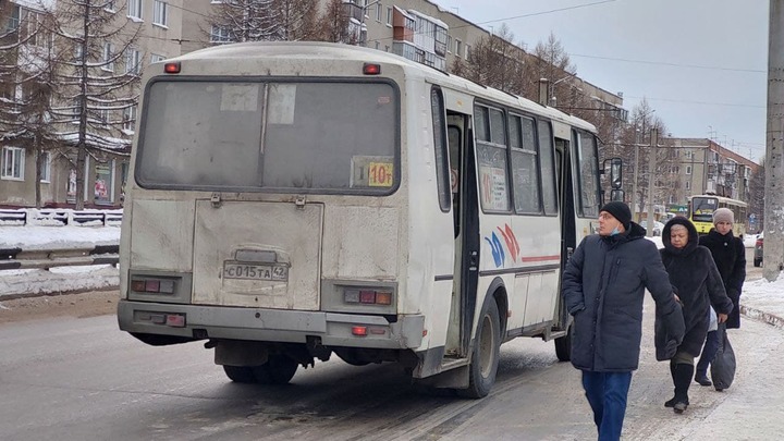 Кемеровчанин прислонился в автобусе к женщине и совершил преступление
