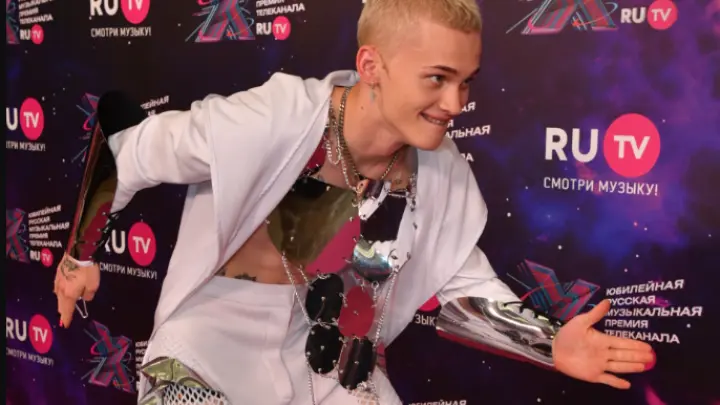 Уехавший из России Даня Милохин работает доставщиком еды