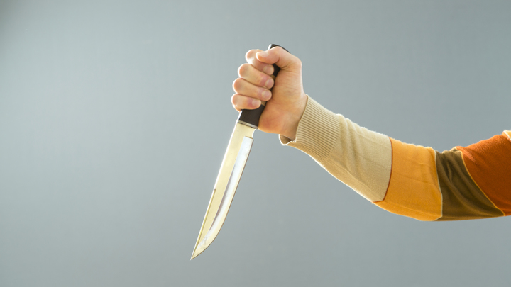 Подросток набросился на школьников с ножом. Винят халатную охрану, но есть нюанс