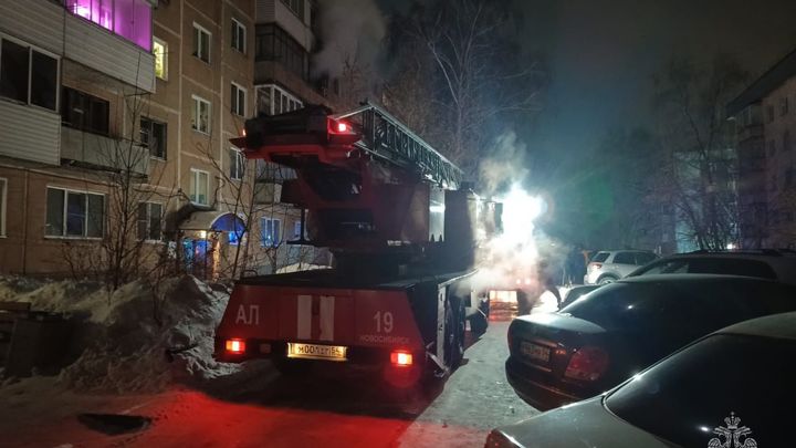 Двое погибли и 9 пострадали: что известно о пожаре в пятиэтажке в Новосибирске
