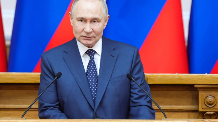 Путин продлил срок легализации пребывания иностранцев в России