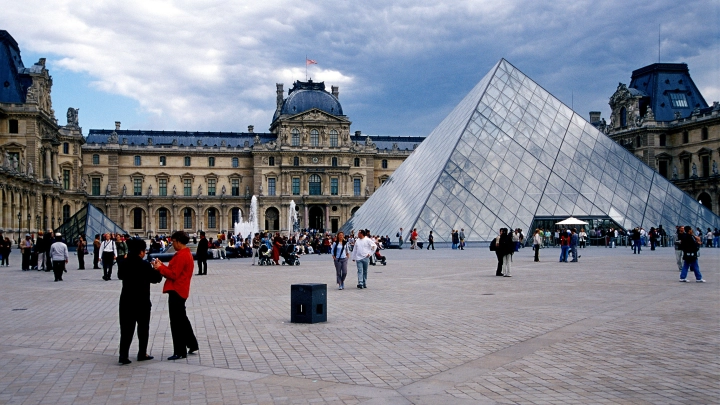 На устаревшей системе безопасности Лувра стояли примитивные пароли