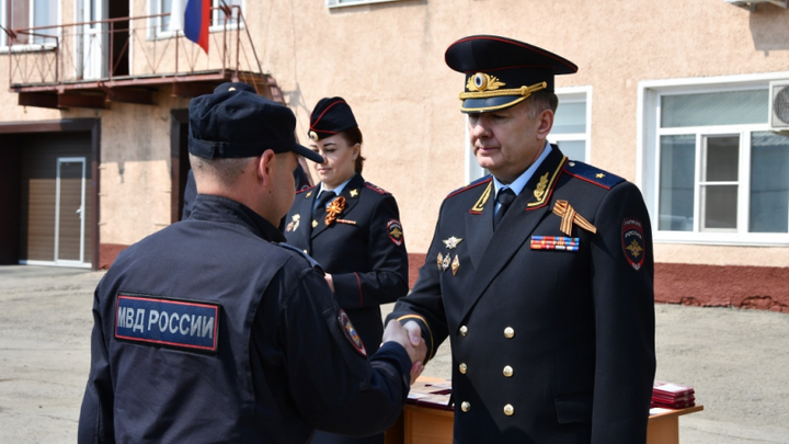 В Кемерове начальник ГУ МВД России по Кузбассу Геннадий Корниенко наградил кузбасских полицейских