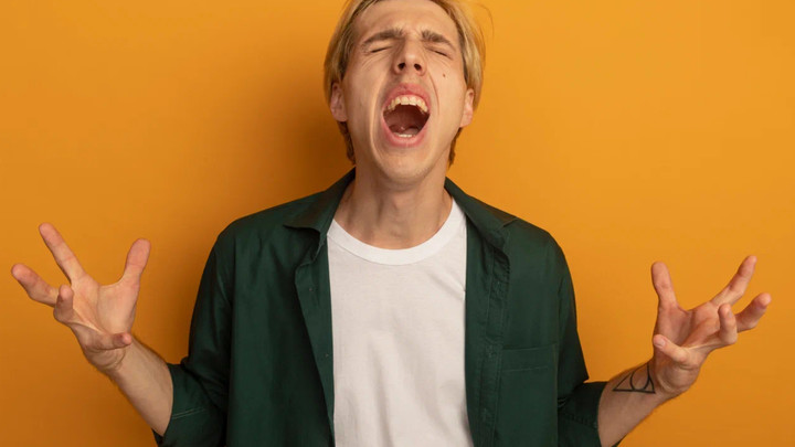 Ни дезинфекции, ни гипса, ни шины: Сломавшему ногу итальянцу наложили картонку с помойки