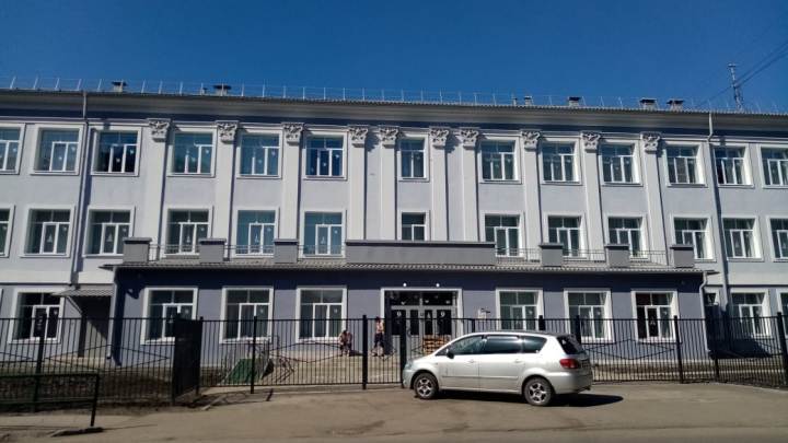 После капремонта в Новокузнецке осыпается одна из старейших школ города