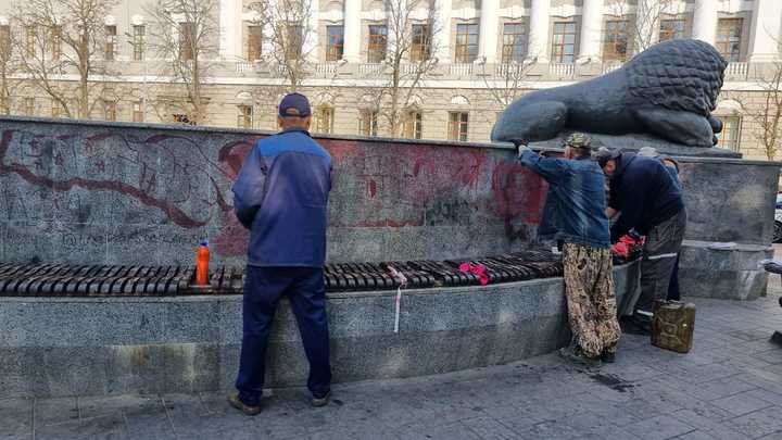 Фонтан Львы в Ростове не смогут полностью очистить от граффити