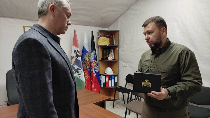 Губернатор Травников передал семье погибшего бойца звезду Героя ДНР