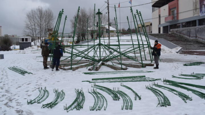 В Иванове на площади Пушкина начали собирать главную городскую ёлку