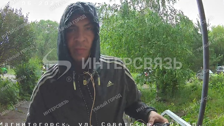 Теперь знают в лицо: в Магнитогорске мужчина пытался разбить домофон, оснащённый камерой
