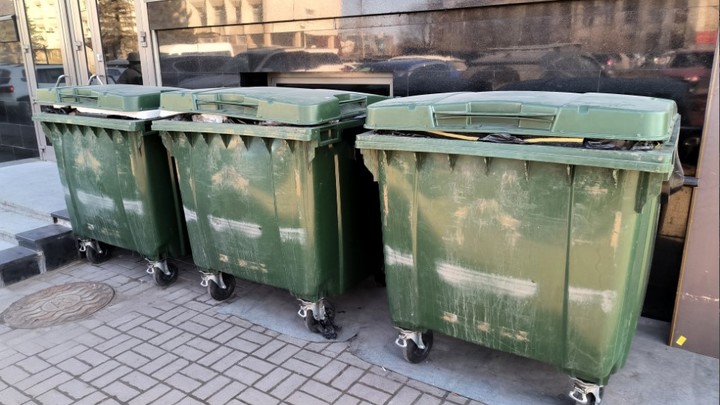 Мусорные баки не для одежды: Русские экологи требуют запретить выбрасывать вещи