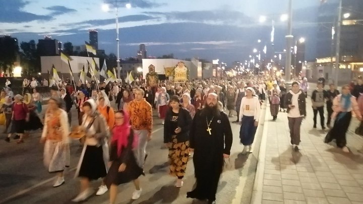 Перед Царским крестным ходом в Екатеринбурге верующая упала в обморок