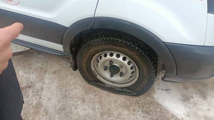 Пьяный мужчина изрезал автомобиль скорой помощи в Красноярском крае