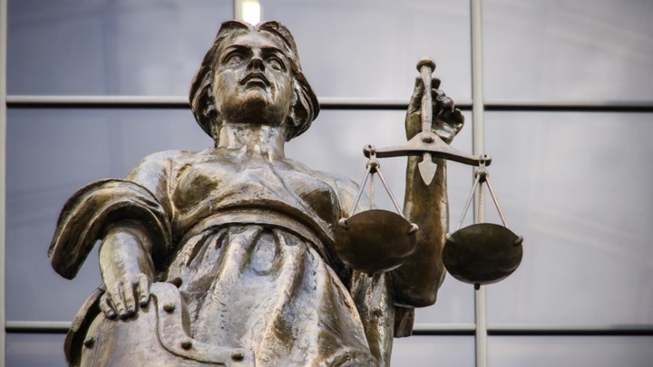 Четверо подозреваемых в теракте в Крокусе отправлены под арест: Что ещё не заметили в зале суда?