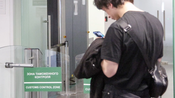 Полный чемодан человеческих волос задержали таможенники в Домодедово