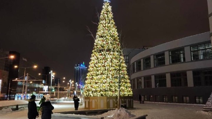 Эффектную новогоднюю елку зажгли у филиала Третьяковки в Самаре 19 декабря