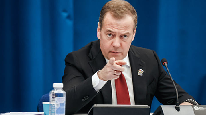 Дмитрий Медведев подогрел фобию хоккеиста Гашека погибнуть от руки Кремля