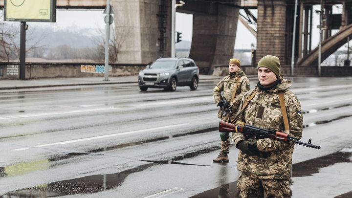 Конфуз украинского неонациста высмеял военный: Тявкать и воевать - разные вещи