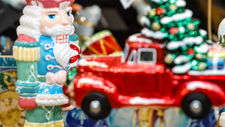 Юрист Хаминский предупредил о штрафе за украшение фасадов новогодними гирляндами