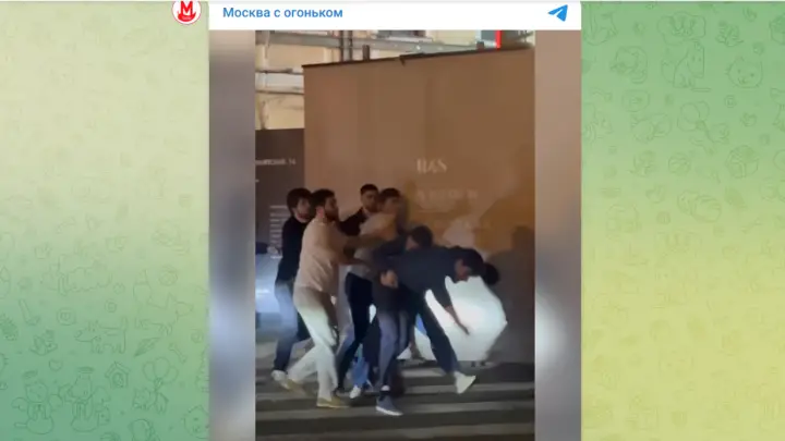 Нас бьют — мы летаем: десять мужчин подрались в такт уличной песне