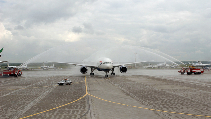 Была паника и крики: молния ударила в самолет, летевший из Екатеринбурга в Сочи