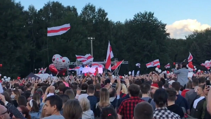 ОМОН переходит на сторону протестующих: Очевидцы путаются, освещая бои с милицией в Белоруссии