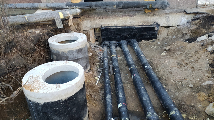 В Перми в подвале жилого дома трое суток хлещет вода